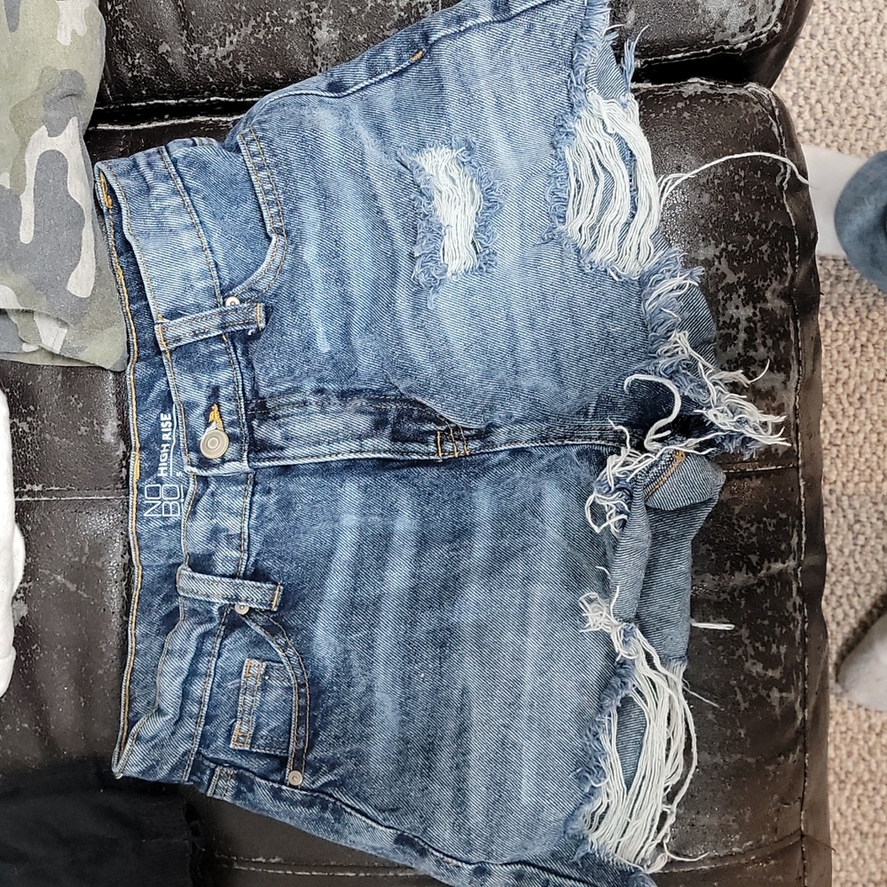 No boundaries high rise shorts